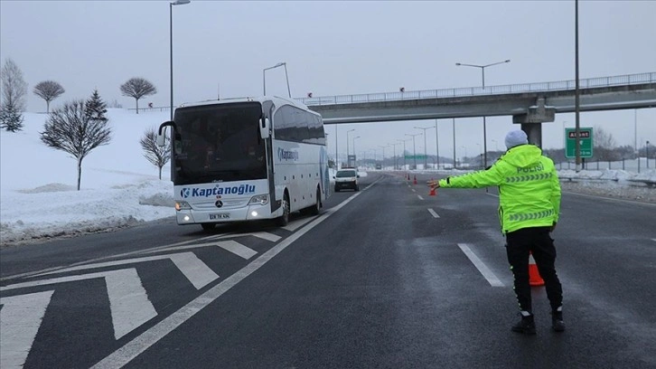 Yolcu otobüslerinin Bolu Dağı'ndan İstanbul yönüne geçmesine müsaade verilmiyor