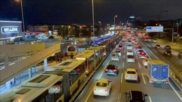Bakırköy'de metrobüs arızalanınca derinliğine anahtar kuyruğu oluştu