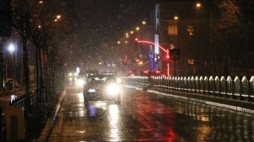 Edirne'de kar yağışı şehir merkezinde çarpıcı olmaya başladı