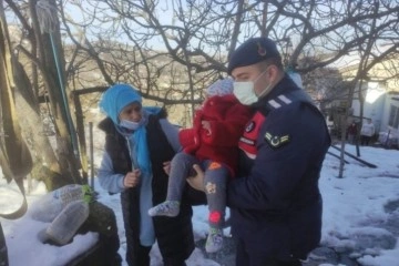 Jandarma ekipleri hastalanan çocuğun imdadına yetişti