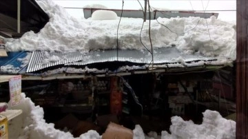 Sakarya'da kar zımnında marketin sundurması ve garajın çatısı çöktü